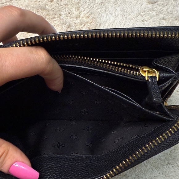 Tory Burch Black Pebbled Leather Britten Zip Wallet - Picture 10 of 11